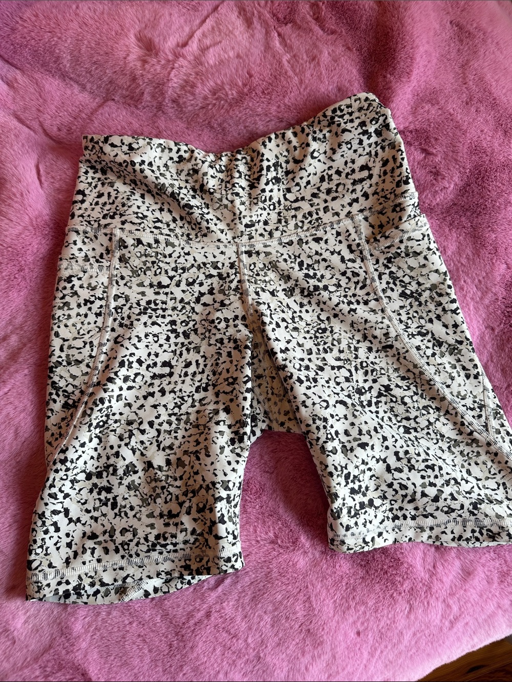 Old Navy High-Waist Animal Print Bike Shorts - Cream & Black